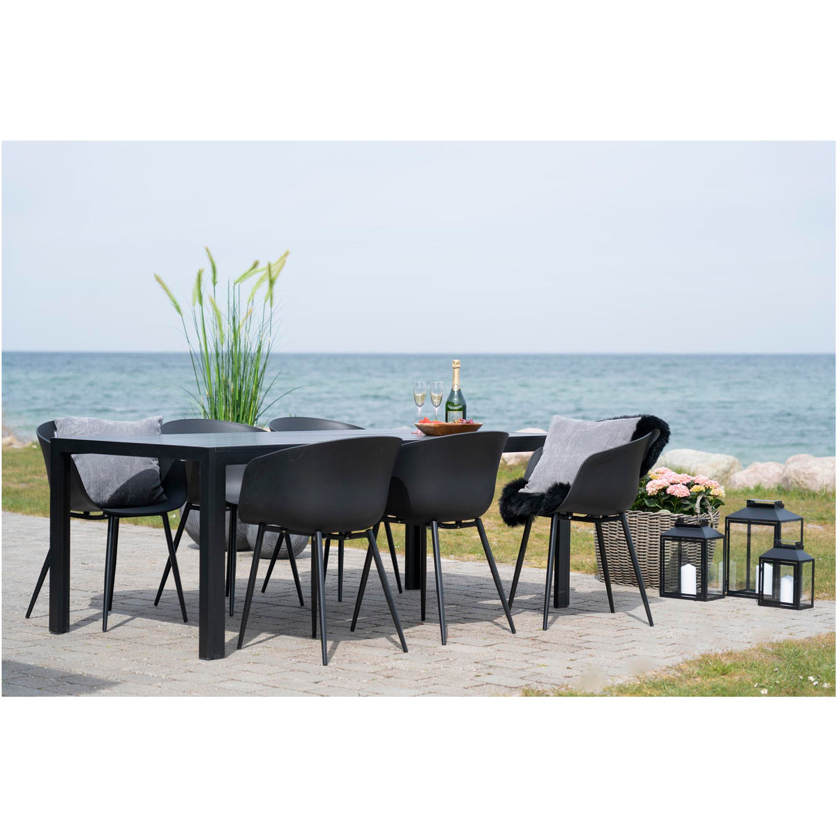 Roda Dining Chair — Black