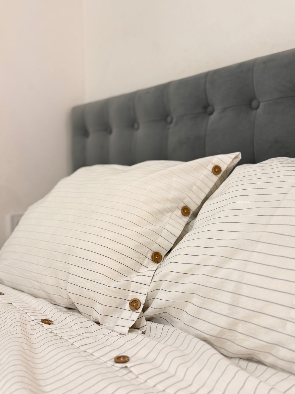 Washed Cotton Bedding Set - Breathable Bed Sheets - Black Stripes